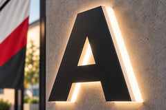 Casete luminoase – detaliu de material și finisaj